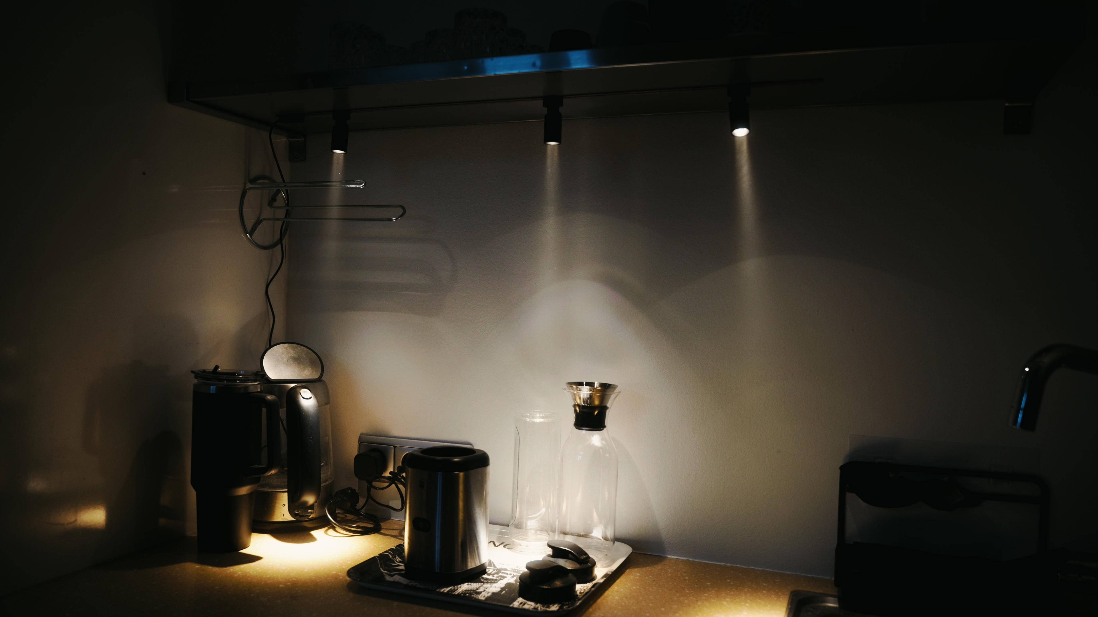 Drei Light-IT-Spots setzen gezielte Lichtkegel auf einer Arbeitsfläche